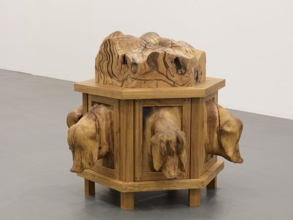 丹尼尔·杜瓦 & 格雷戈里·吉奎尔，Oak dresser with pigs，2021