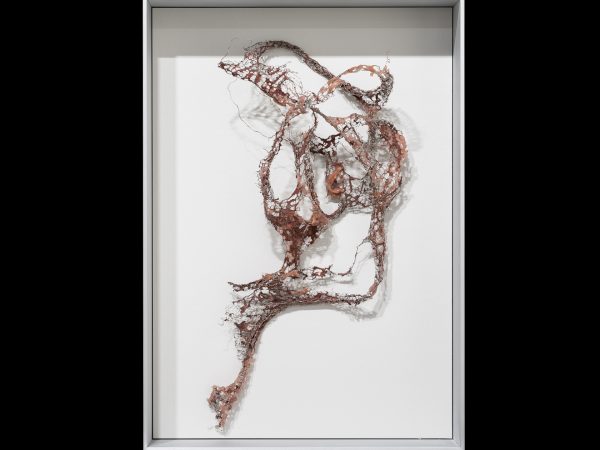 李美来，Untitled (wire mesh crimson sculpture with openings #1)，2024