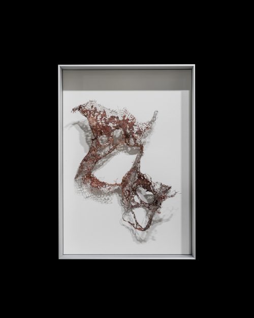 李美来，Untitled (wire mesh crimson sculpture with openings #2)，2024
