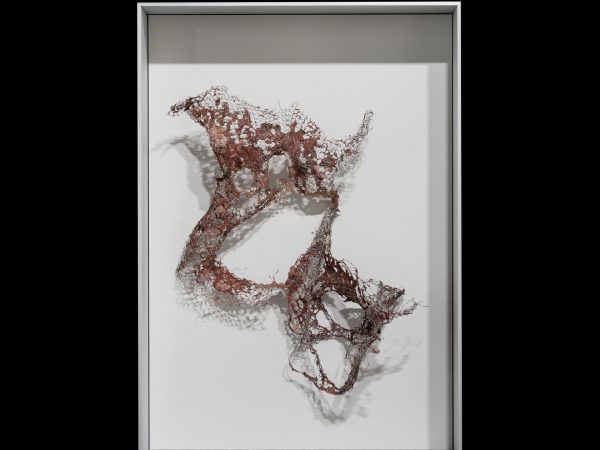 李美来，Untitled (wire mesh crimson sculpture with openings #2)，2024