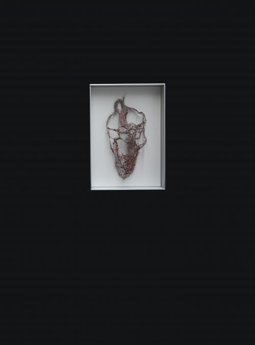 李美来，Untitled (wire mesh crimson sculpture with openings #3)，2024