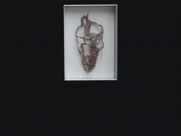 李美来，Untitled (wire mesh crimson sculpture with openings #3)，2024