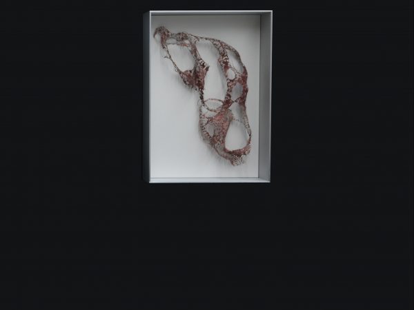 李美来，Untitled (wire mesh crimson sculpture with openings #4)，2024
