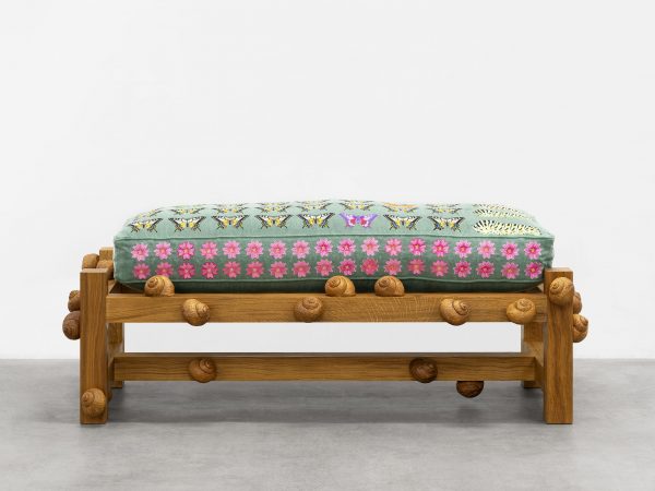 丹尼尔·杜瓦 & 格雷戈里·吉奎尔，Oak bench with lime hawk moths, opium poppies and snails，2025
